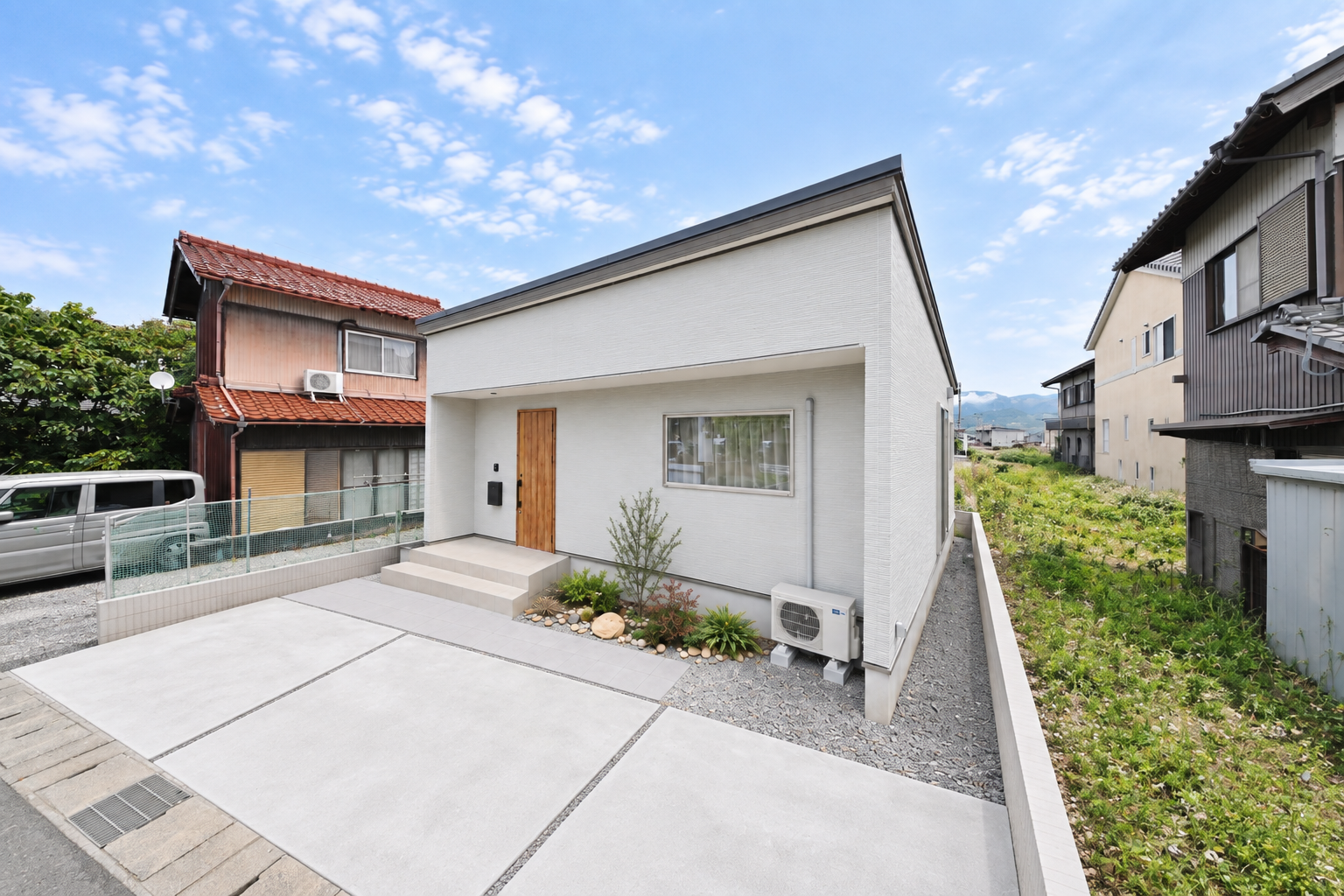 白い外壁と片流れ屋根を採用したHIRAYA PLAN2の平屋外観