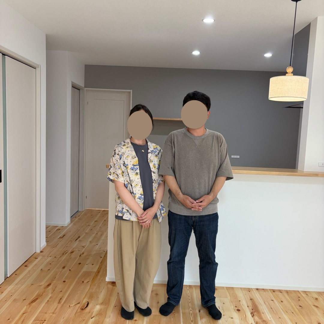 無垢床と木目の素材感が印象的な、夫婦2人で暮らす平屋のLDK